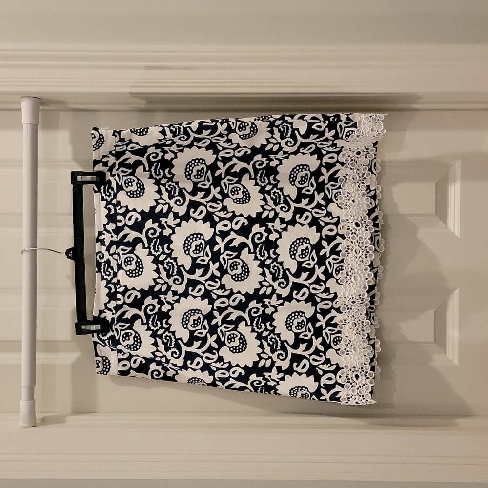 Talbots Navy and white skirt with lace hem , side zip.  . Size 16. Great con